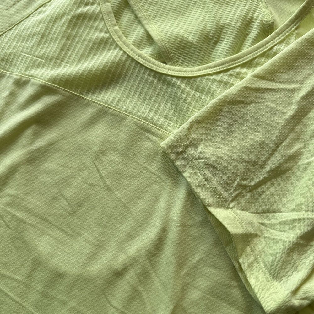 Under Armour Run Women's Medium Pullover Shirt Peep Back Neon Green Heat Gear